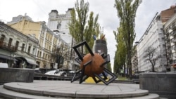Арт-объект "Противостояние" на бульваре Шевченко в Киеве