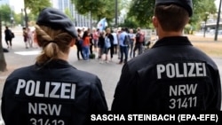 تصویر آرشیف: پولیس جرمنی در برابر گروهی از مظاهره کننده گانی دیده میشود که در مخالفت با سیاست های پذیرش مهاجرین در آلمان قرار دارند. 