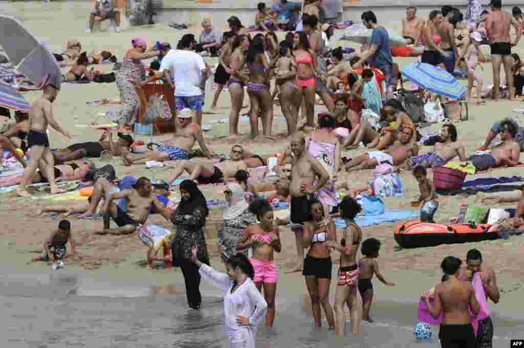 Žene u burkinijima na plaži u Marseju, avgust 2016.