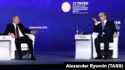 Қазақстан президенті Тоқаев (оң жақта) пен Ресей басшысы Путин (сол жақта) Петербургтегі экономикалық форумда отыр. 18 маусым 2022 жыл.