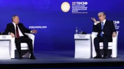Sankt-Peterburgtegi ekonomikalıq forumda otırğan Qazaqstan prezidenti Qasım-Jomart Toqaev pen Resey prezidenti Vladimir Putin 