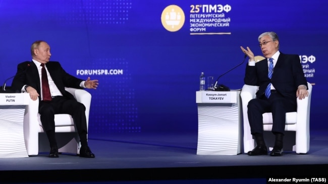Resey prezidenti Vladimir Putin (sol jaqta) men Qazaqstan prezidenti Qasım-Jomart Toqaev Sankt-Peterburgtke ötken halıqaralıq ekonomika forumında. Resey, 17 mausım 2022 jıl.