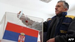 Një serb duke votuar në referendumin në veri, 14 shkurt, 2012