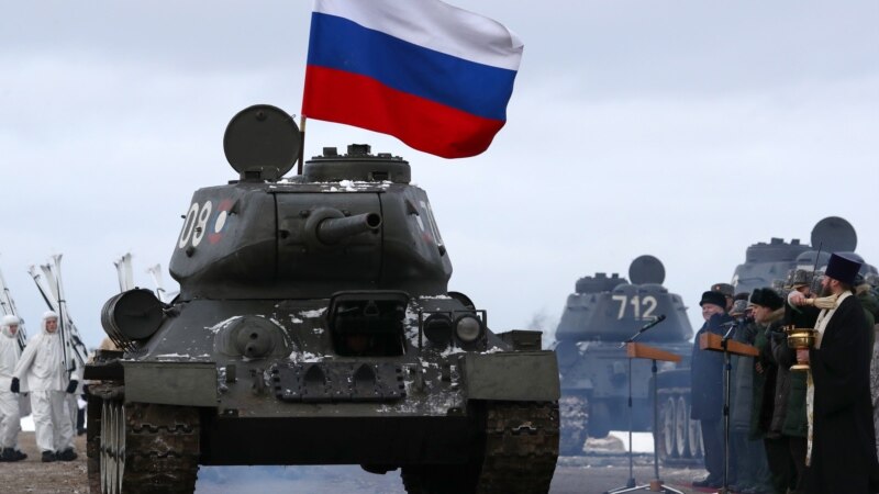 В Крыму у российского танка Т-34 «отошла гусеница», и машина выехала на обочину (+видео)