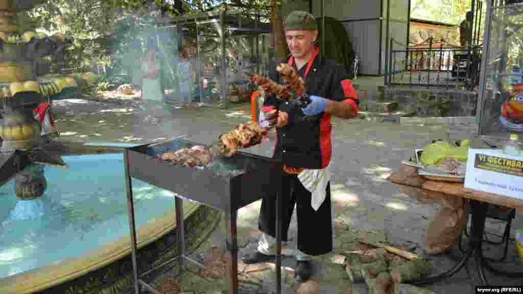 Представитель таджикского национально-культурного общества жарил шашлыки по афганскому рецепту