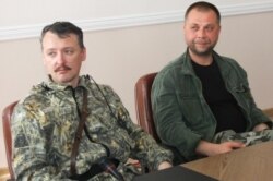 Громадяни Росії Ігор Гіркін (ліворуч) і Олександр Бородай в окупованому Донецьку