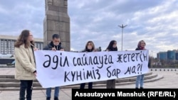  Активисты движения Oyan, Qazaqstan! у монумента Независимости с баннером «Әділ сайлауға жететін күніміз бар ма?!» 20 ноября 2022 года 