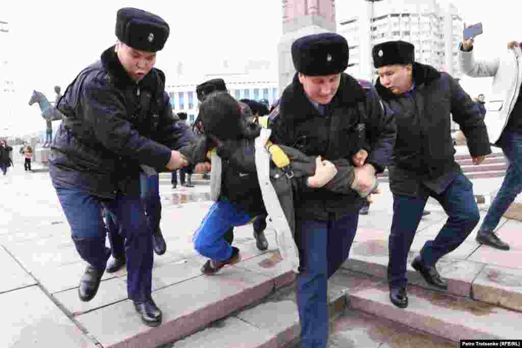 Активисты заявили, что их целью, в частности, было напомнить, что действующий в Казахстане политический режим, в том числе президент и кандидат в президенты Касым-Жомарт Токаев, несет ответственность за кровопролитие во время Январских событий в начале этого года. Сначала от участников акции требовали покинуть площадь, называя их собрание незаконным. Затем полиция приступила к задержаниям. Всего сообщалось о задержании 10 человек&nbsp; &nbsp;