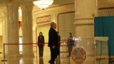 Бывший президент Казахстана нурсултан Назарбаев на избирательном участке в Астане в день внеочередных выборов президента. 20 ноября 2022 года