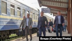 Fotoarhiv: Šef severnomakedonske diplomatije Bujar Osmani (u sredini) u poseti Kijevu, novembar 2022. 