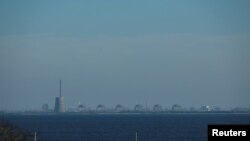 Pogled na nuklearnu elektranu Zaporožje iz grada Nikopolja, u Dnjepropetrovskoj oblasti, Ukrajina, 7. novembra 2022. Slika snimljena kroz staklo. 