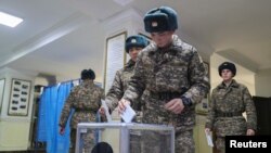 Pripadnici vojske Kazahstana glasaju na predsedničkim izborima u Almatiju, 20. novembra 2022. U Kazahstanu živi oko 19 miliona ljudi, od kojih gotovo 12 miliona ima pravo glasa.