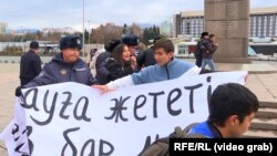 Задержание активистов группы «Oyan,Qazastan!» на акции против досрочных выборов президента Казахстана. Алматы, 20 ноября 2022 года