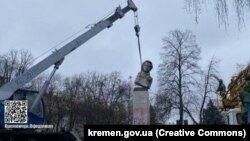Демонтаж пам’ятника Пушкіну в Кременчуку на Полтавщині, листопад 2022 року