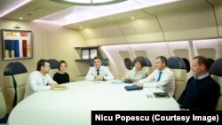 Maia Sandu și Nicu Popescu mergând cu avionul prezidențial francez la Paris, la o conferință de sprijin pentru Moldova, după ce au fost împreună cu Emmanuel Macron la summit-ul francofoniei de la Djerba (Tunisia)