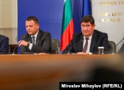 Bulgarian Deputy Prime Minister Hristo Alexiev (left) with LUKoil Neftohim Burgas CEO Ilshat Sharafutdinov (file photo)