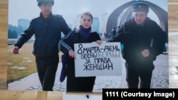 "Азаттыктын" кабарчысы тарткан сүрөт форумдагы көргөзмөдө. Бишкек. 19-ноябрь, 2022-жыл.