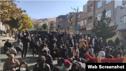 Tüntetők Iránban, a nyugat-azerbajdzsáni Mahábádban 2022. november 19-én