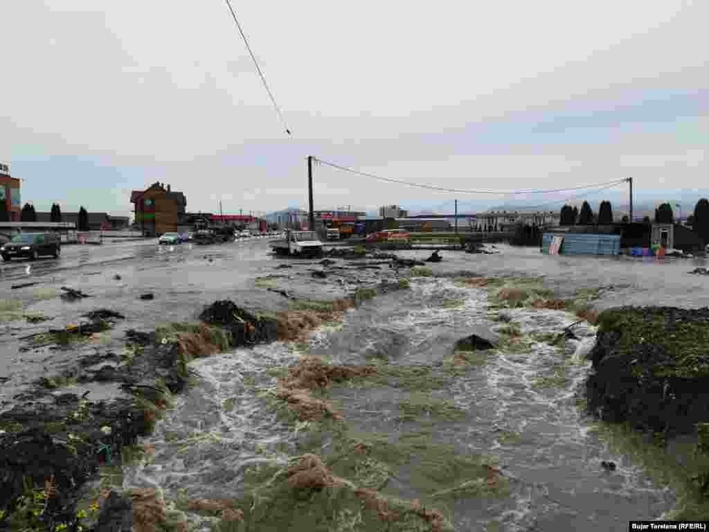 Përmbytjet që shkaktuan shirat e furishëm të dielën, dëmtuan shtëpi, biznese, kultura bujqësore dhe rrugë në disa komuna të Kosovës.
