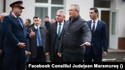 Ministrul de Interne, Lucian Bode, secondându-l pe primul ministru, Nicolae Ciucă, amândoi acuzați de plagiat, într-o vizită recentă în județul Maramureș.