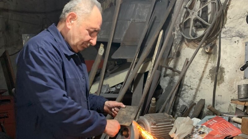 Kovaçi që i jep jetë metalit në pazarin e Korçës 