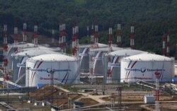 Нефтяные резервуары в районе порта Новороссийск