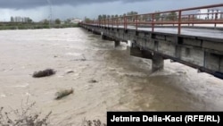 Reshjet e shiut rrisin nivelin e lumit Kir në Shkodër, Shqipëri. 20 nëntor 2022. Fotografi ilustruese. 