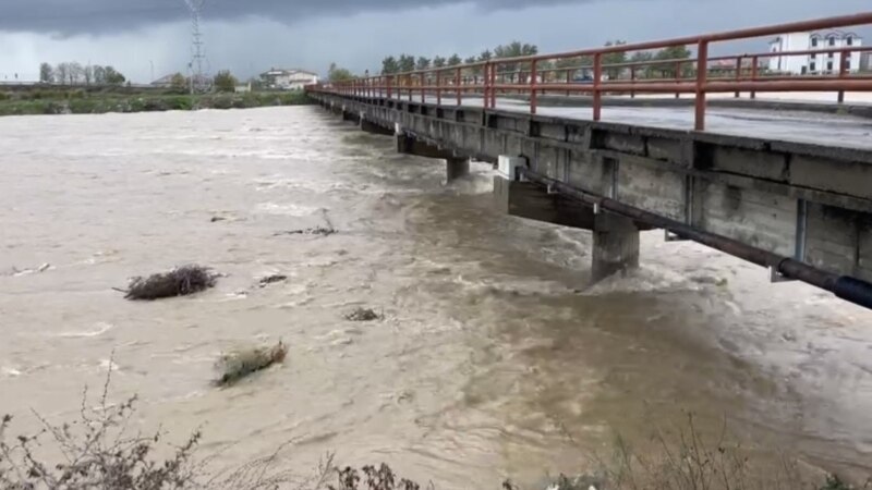 Rrezik nga përmbytjet në Shqipëri, disa lumenj në pikën kritike
