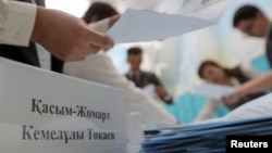 Članovi lokalne izborne komisije broje glasove nakon zatvaranja birališta tokom predsedničkih izbora u Kazahstanu. Almati, 20. novembar 2022. 