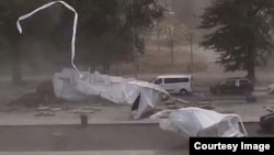 Skrinšot snimka kako vetar nosi šatore u takozvanom "Ćacilendu" ispred Skupštine Srbije, 7. jul 2025.