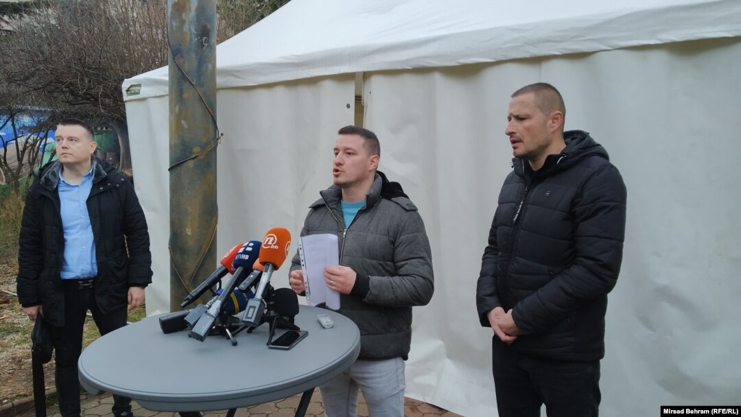 Press konferencija zdravstvenih radnika, Ivica Anić za mikrofonom i Dalibor Vuković (desno) - Mostar, 4. februar 2021.