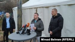 Press konferencija zdravstvenih radnika, Ivica Anić za mikrofonom i Dalibor Vuković (desno) - Mostar, 4. februar 2021.