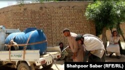در برخی از مناطق نه تنها در غور بلکه در شمار دیگر از ولایات افغانستان نیز مردم مجبور اند آب آشامیدنی را به قیمت گزاف خریداری کنند