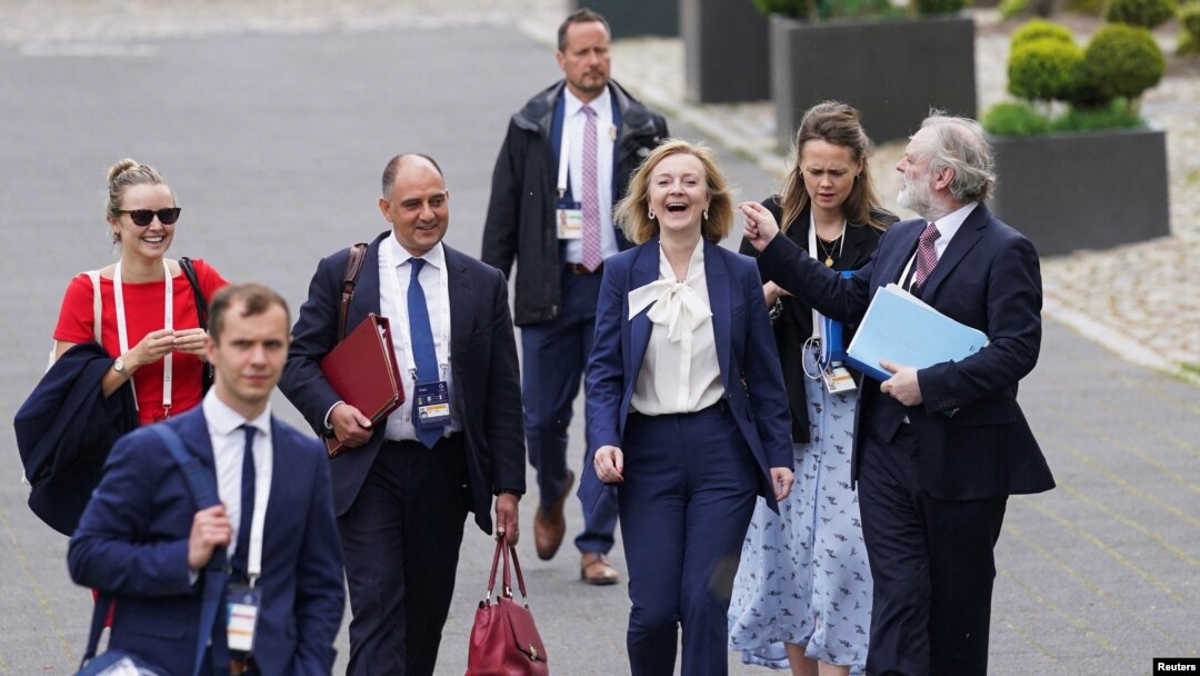 Britanska šefica diplomatije Elizabeth (Liz) Truss (u sredini) dolazi na susret grupe G7, Weissenhaeuser Strand, Njemačka, 13. maj 2022.