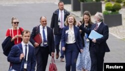 Britanska šefica diplomatije Elizabeth (Liz) Truss (u sredini) dolazi na susret grupe G7, Weissenhaeuser Strand, Njemačka, 13. maj 2022.