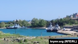 В Карантинной бухте стоят три ракетных катера, Севастополь