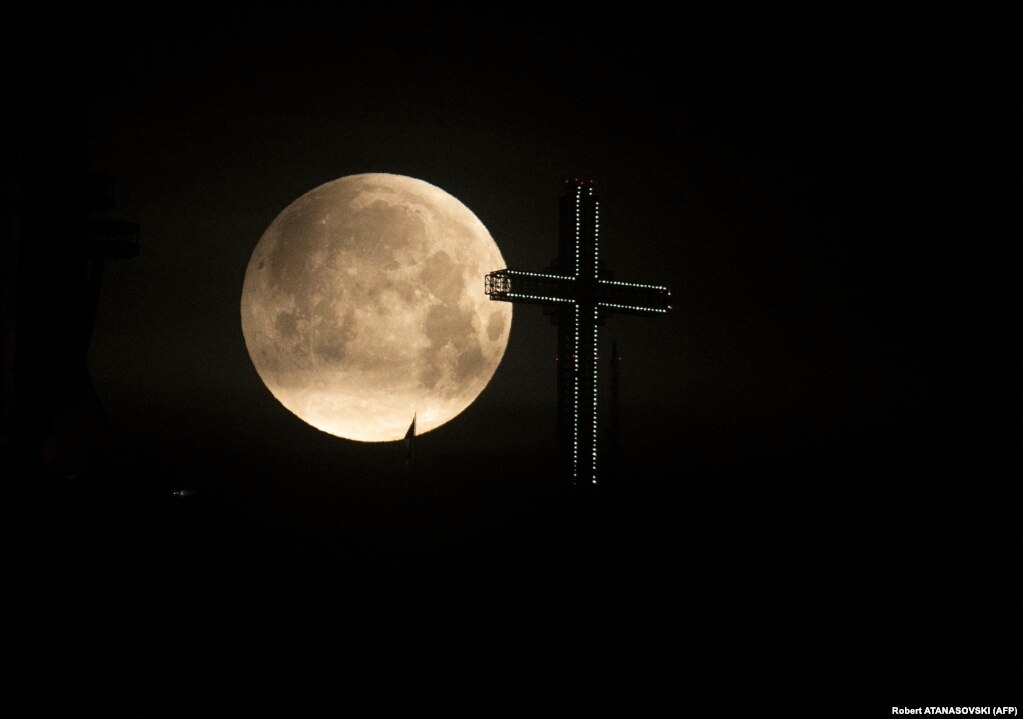 Hëna e fotografuar gjatë eklipsit hënor në Shkup, Maqedoni e Veriut. 16 maj, 2022.