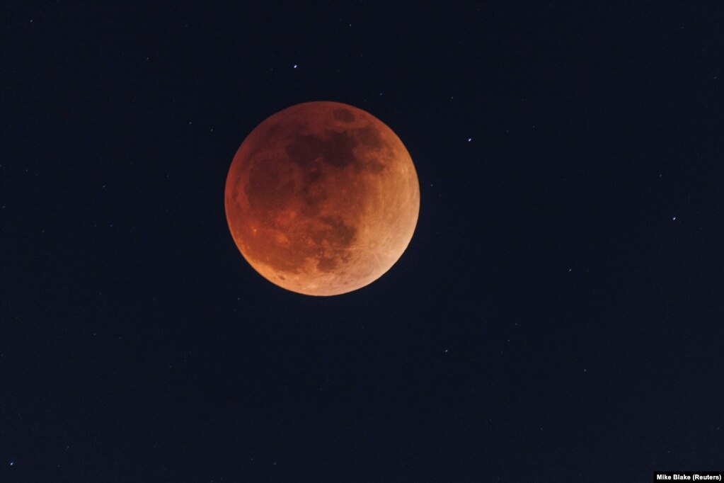 Hëna e plotë lëviz midis hijes së Tokës gjatë eklipsit hënor në San Diego, Kaliforni, SHBA, 16 maj, 2022.