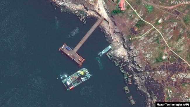 Imaginile unei barje rusești, scufundată în apropierea coastei Insulei Șerpilor, 13 mai 2022.