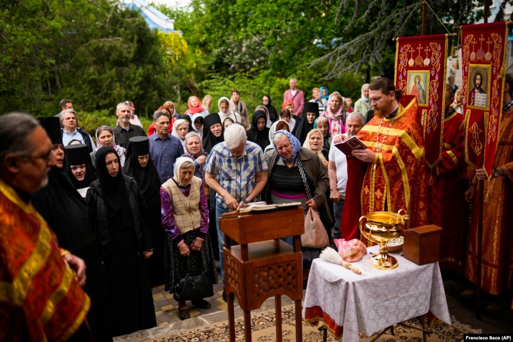 Besimtarë të krishterë e ortodoksë duke ndjekur një shërbesë në Manastirin e Kryeengjëllit Shën Mëhill.