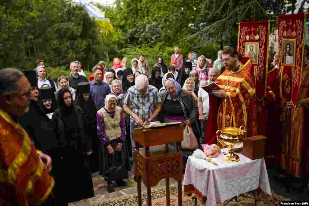 Православни христијански верници присуствуваат на богослужба во манастирот Архангел Свети Михаил.