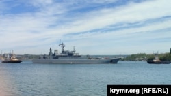 Буксиры перемещают большой десантный корабль «Цезарь Куников» в Южную бухту Севастополя, 14 мая 2022 года
