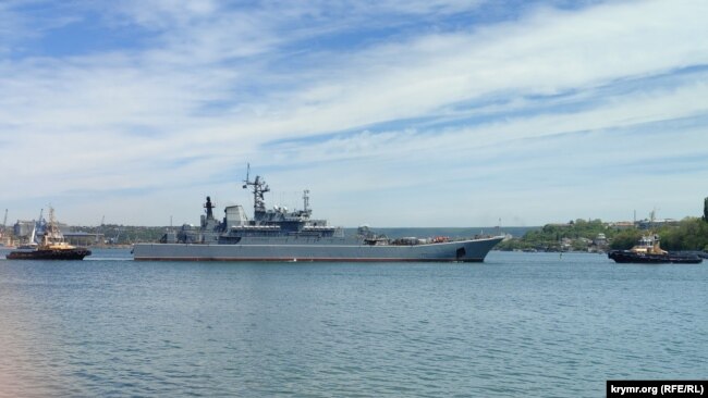 Буксиры перемещают большой десантный корабль проекта 775 «Цезарь Куников» в Южную бухту Севастополя, 14 мая 2022 года