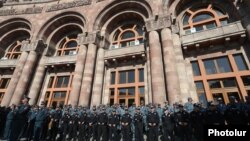 Armenia - Riot police guard the building of the Armenian prime minister's office during a cabinet meeting in Yerevan, May 13, 2022.