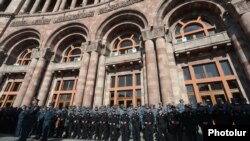 Armenia - Riot police guard the building of the Armenian prime minister's office during a cabinet meeting in Yerevan, May 13, 2022.