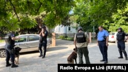 Do sada niko nije uhapšen za ove lažne dojave a zvanično nije saopšteno ni da li su nadležne institucije uspele da identifikuju adrese sa kojih su stigle pretnje bombama (na fotografiji policija ispred prištinske Gimnazije "Xhevdet Doda" nakon dojave o bombi)