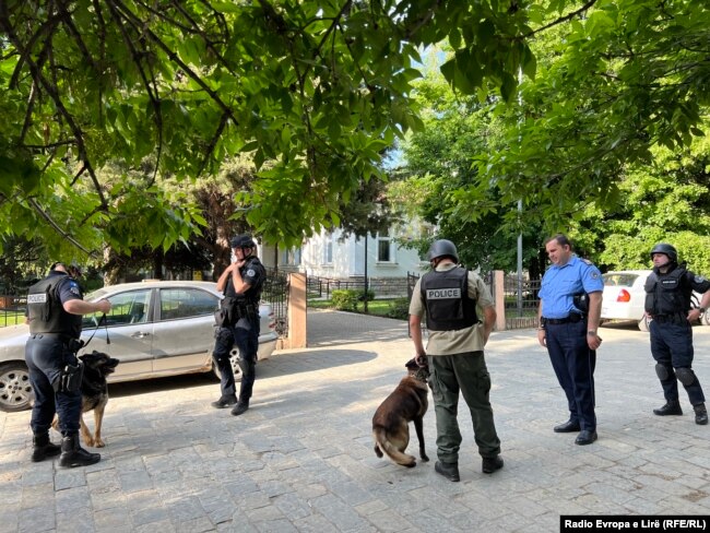 Policia e Kosovës pranë Rektoratit të UP-së. 17 maj 2022.