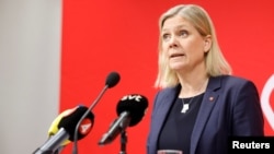 Magdalena Andersson svéd miniszterelnök sajtótájékoztatót tart a kormányzó szociáldemokraták székházában a párt NATO-tagságról szóló döntéséről Stockholmban 2022. május 15-én