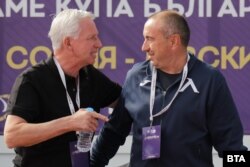Треньорът на ЦСКА - София Алън Пардю говори с колегата си от "Левски" Станимир Стоилов пред началото на финала за Купата на България, 15 май 2022 г.