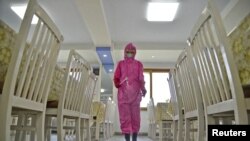 Një punëtor duke dezinfektuar një dyqan ushqimor pas shpërthimit të rasteve me COVID-19 në Korenë e Veriut, 16 maj 2022.